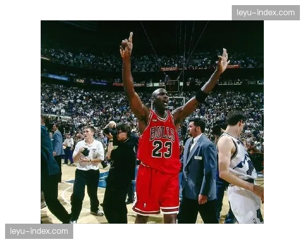 球迷花絮：一位身穿复古乔丹球衣的球迷中场命中百万美元投篮