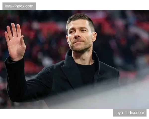 述评:阿隆索的勒沃库森如何用3-4-2-1模糊阵型概念,重新定义“整体足球”